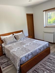 een slaapkamer met een bed en een raam bij Casa Alexandre 7 in Monte