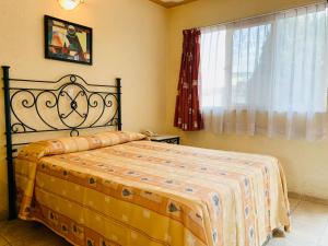 a bedroom with a bed and a window at Hotel Beddo Express Querétaro in Querétaro