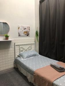 - une chambre avec un lit et un miroir dans l'établissement cfd homestay in dungun, à Dungun