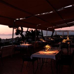 モンドラゴーネにあるHotel Sinuessa Termeの眺めの良いテーブルと椅子付きのレストラン