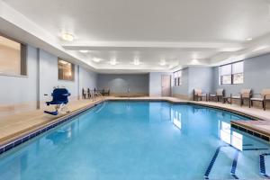 - une piscine d'eau bleue dans une chambre d'hôtel dans l'établissement Holiday Inn Express Grove City - Premium Outlet Mall, an IHG Hotel, à Grove City