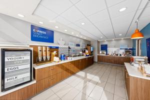 a grocery store with a cash counter in a store at Holiday Inn Express Grove City - Premium Outlet Mall by IHG in Grove City +41 photos