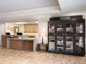 Candlewood Suites Radcliff - Fort Knox, an IHG Hotel في Radcliff: لوبي مع منطقة انتظار مع مكتب انتظار