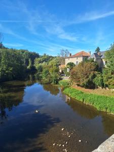 a view of a river from a bridge at La maison du Donjon in Airvault