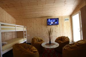 um quarto com uma cama, uma mesa e cadeiras em Lugina e Shengjergjit ,Bujtinat em Tirana