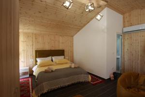 un dormitorio con una cama con dos animales de peluche en Lugina e Shengjergjit ,Bujtinat en Tirana