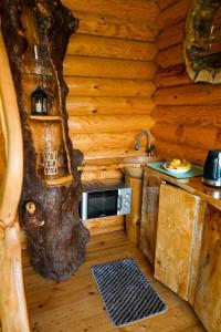 una cabaña de madera con vistas interiores a una cocina en Cottage farvana, en Khulo