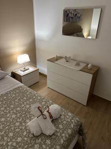 Un dormitorio con una cama, una cómoda y un espejo. en Cuor di Noto, en Noto 19 fotos más