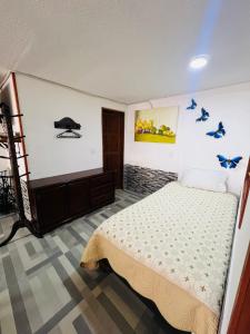 Un dormitorio con una cama y un cuadro en la pared. en Apartamento Aamayu, en Villa de Leyva 2 fotos más