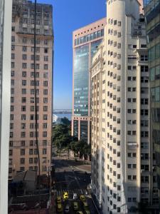 uma vista para uma cidade com edifícios altos em Apartamento perto do Museu do Amanhã no Rio de Janeiro