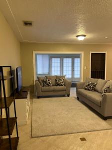 ein Wohnzimmer mit 2 Sofas und einem TV in der Unterkunft Private rooms in Spacious Siesta Key home - Huge Backyard in Sarasota