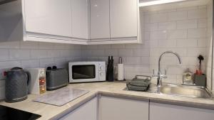 Nhà bếp/bếp nhỏ tại Stylish 2 bedroom Apartment in Kettering Town Centre, sleeps 4, free parking, wifi, Sky, Netflix