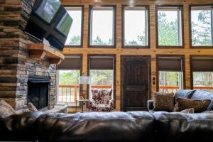 Χώρος καθιστικού στο The Luxurious - River Ranch - Cabin Sleeps 9!