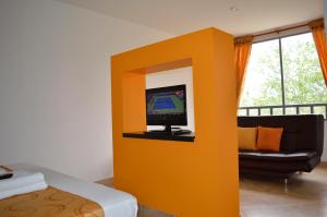 TV a/nebo společenská místnost v ubytování Hotel Tropico Real Mesitas