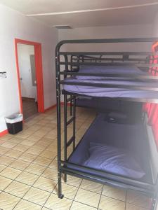 Postel nebo postele na pokoji v ubytování Sin City Hostel