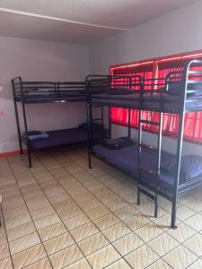 Postel nebo postele na pokoji v ubytování Sin City Hostel