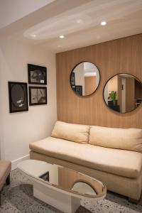 sala de estar con sofá y espejo en Vain Boutique Hotel en Buenos Aires
