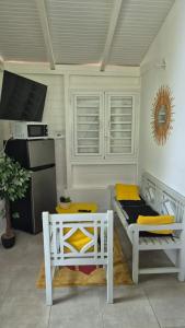 Zimmer mit 2 Betten und einem Kühlschrank in der Unterkunft Villa d'une chambre avec piscine privee jardin clos et wifi a Sainte Anne in Sainte-Anne