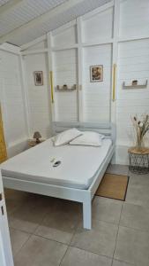 ein großes weißes Bett in einem Zimmer mit in der Unterkunft Villa d'une chambre avec piscine privee jardin clos et wifi a Sainte Anne in Sainte-Anne