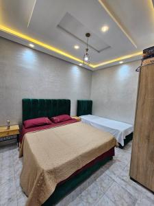 een slaapkamer met 2 bedden in een kamer bij la belle vue tanger R in Tanger