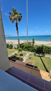 Blick auf den Strand vom Balkon eines Hauses in der Unterkunft la belle vue tanger R in Tangier