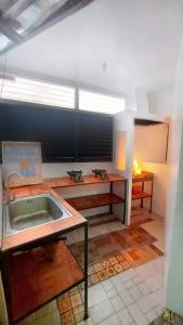 uma cozinha com um lavatório no meio de um quarto em Liturs Travel Services / Homestay / Rent a Car em Bacolod