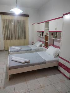 um quarto com três camas num quarto em House in the Village em Ráxa