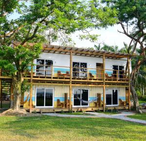 Κήπος έξω από το Sunset Hut Hostel