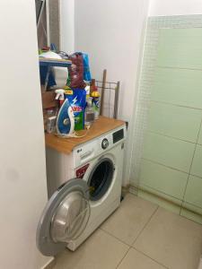 uma máquina de lavar e secar roupa num pequeno quarto em Apartment Copacabana Beach no Rio de Janeiro