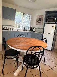 Una cocina o cocineta en Mooloolaba Beach Side Escape