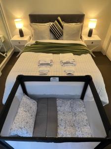 Una cama o camas en una habitación de Mooloolaba Beach Side Escape