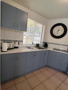 Una cocina o cocineta en Mooloolaba Beach Side Escape