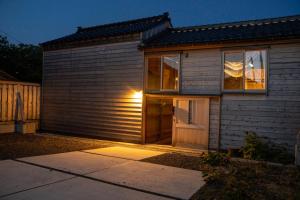 Una casa con una luz en el costado. en Hanakaijichi - Vacation STAY 74775v, en Wajima
