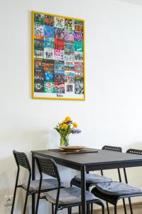 stół jadalny z krzesłami i zdjęcie na ścianie w obiekcie Apartmán Yellow Submarine se slunnou terasou w mieście Kutná Hora