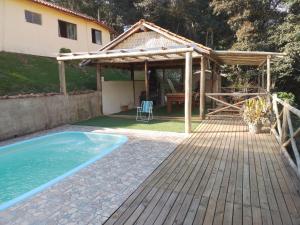 a backyard with a pool and a pergola at Cantinho da Roça in Cunha
