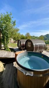 bañera de hidromasaje en una terraza de madera en Glamping Il Rifugio dei Marsi en Ascoli Piceno
