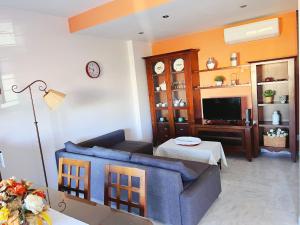sala de estar con sofá y TV en Habitaciones compartido Huelva, en Huelva