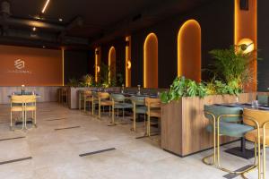 DIAGONAL HOTEL餐厅或其他用餐的地方