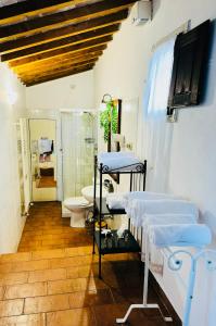 Habitación con 3 literas y baño. en Il Magnifico Firenze, en Florencia