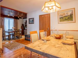 辛特索爾的住宿－Haus Sonnberg，用餐室和带木桌的客厅