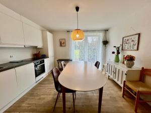 cocina con mesa y sillas en una habitación en 5 minute walk to LEGO house - 2 bedrooms 80m2 apartment with garden, en Billund