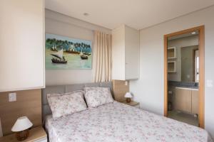 Tempat tidur dalam kamar di Vista Linda Eco Resort Carneiros