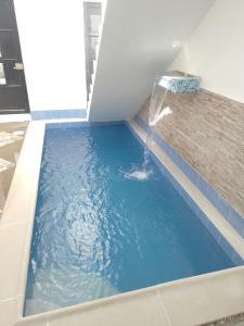 - Baño con piscina y fuente de agua en casa turística La Alameda, en Carmen de Apicalá