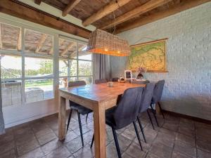 comedor con mesa de madera y sillas en Meidoornhoeve, en Lage Mierde