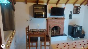 a doll house with a table and a fireplace at Pousada Solard'isabell in Monte Verde
