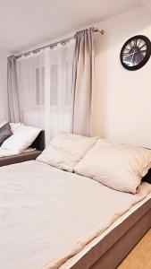 Łóżko lub łóżka w pokoju w obiekcie Apartamenty "Pod Bocianim Gniazdem"