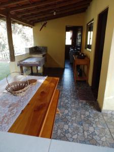 un soggiorno con tavolo in legno e panca di Cantinho da Roça a Cunha