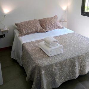 um quarto com uma cama com toalhas em Casas del Lago em Potrero de Garay