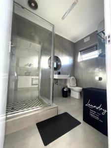 een douchecabine in een badkamer met een toilet bij Pristine Guest Apartments in Mthatha