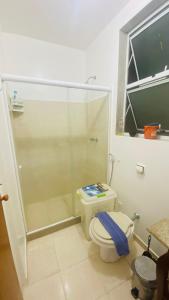 uma casa de banho com um WC e uma cabina de duche em vidro. em Apartment Copacabana Beach no Rio de Janeiro
